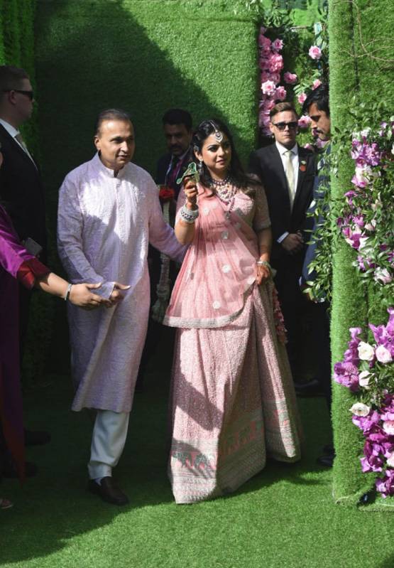 आकाश-श्लोका की शादीः जश्न से पहले कुछ इस तरह दिखा अंबानी परिवार