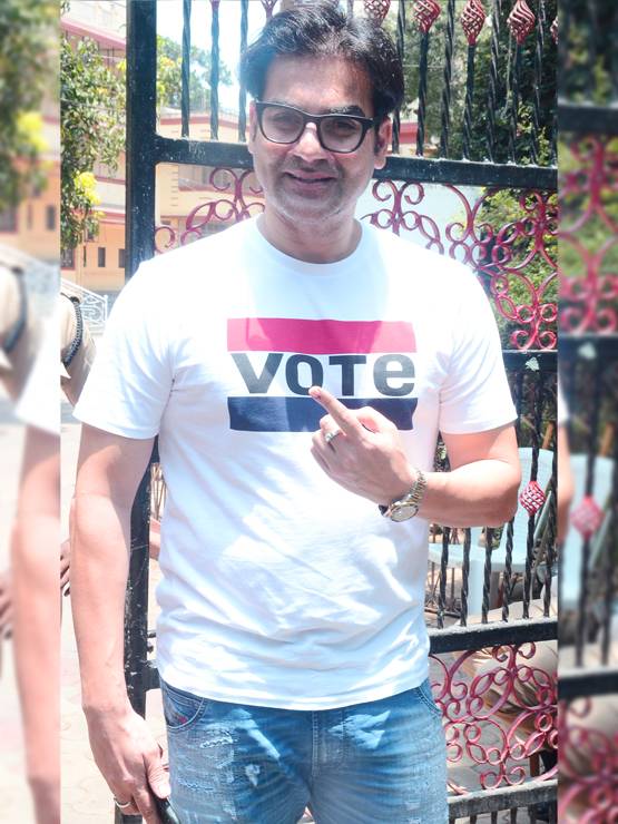 बेटे अभ‍िषेक, बहू ऐश्वर्या संग वोट डालने पहुंचे अमिताभ-जया, PHOTOS