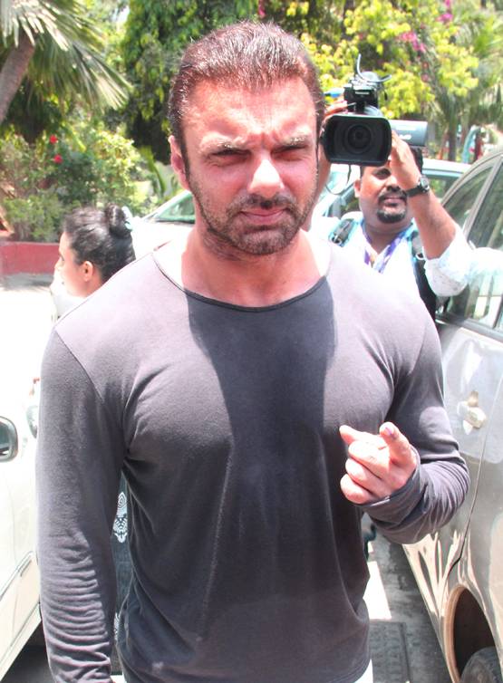 बेटे अभ‍िषेक, बहू ऐश्वर्या संग वोट डालने पहुंचे अमिताभ-जया, PHOTOS