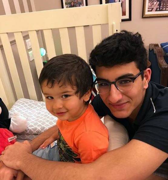 PHOTOS: मां अमृता और भाई इब्राह‍िम संग सारा अली खान की मूवी डेट