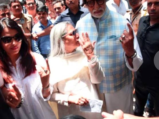 बेटे अभ‍िषेक, बहू ऐश्वर्या संग वोट डालने पहुंचे अमिताभ-जया, PHOTOS