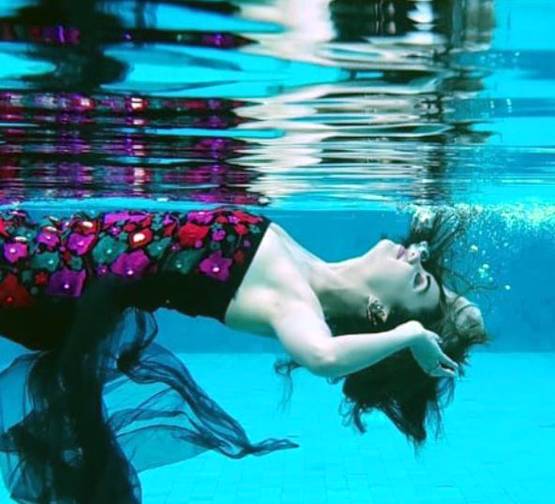 मोनॉकनी में कसौटी स्टार एर‍िका, ब‍िकिनी में ह‍िना खान की पूल मस्ती