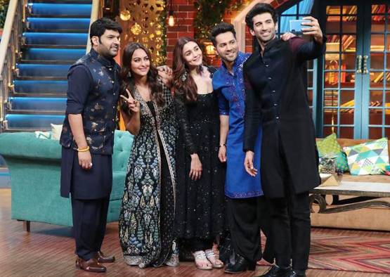 कप‍िल शर्मा शो पर वरुण धवन ने बांधे आद‍ित्य कपूर के जूतों के फीते