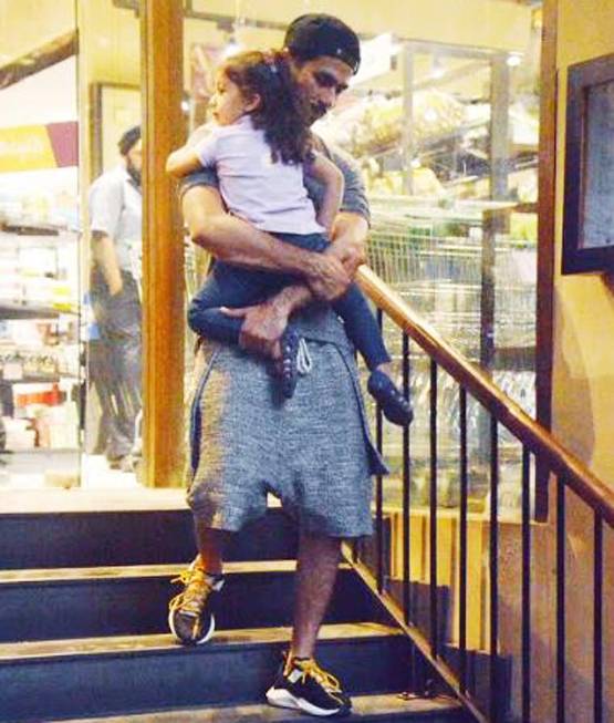 बेटी-बीवी संग ग्रॉसरी शॉपिंग करने पहुंचे शाहिद कपूर, Photos