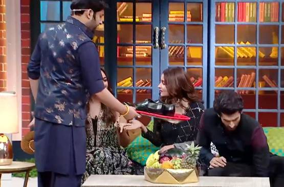 कप‍िल शर्मा शो पर वरुण धवन ने बांधे आद‍ित्य कपूर के जूतों के फीते