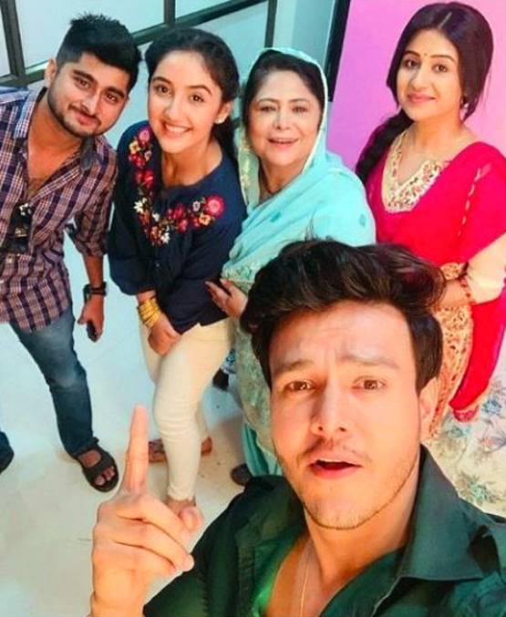 'पटियाला बेब्स' के सेट पर पहुंचे दीपक ठाकुर, स्टारकास्ट संग ली सेल्फी