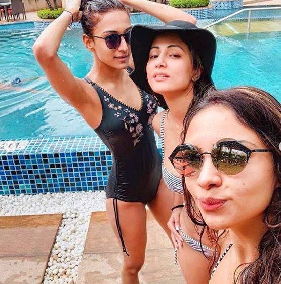 मोनॉकनी में कसौटी स्टार एर‍िका, ब‍िकिनी में ह‍िना खान की पूल मस्ती