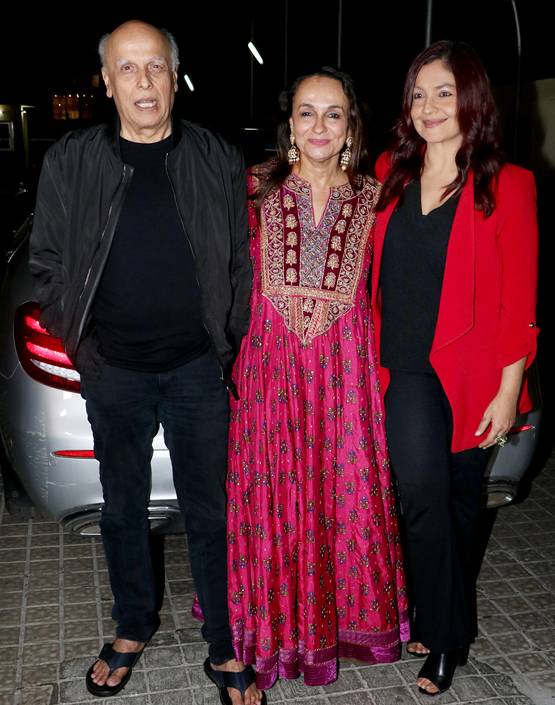 नो फादर्स इन कश्मीर की स्क्रीन‍िंग होस्ट करने पहुंचीं आल‍िया