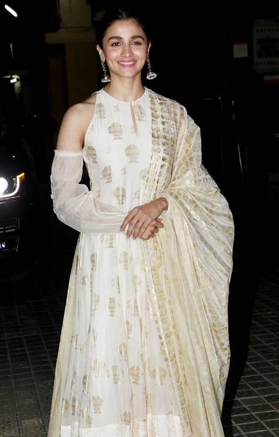 नो फादर्स इन कश्मीर की स्क्रीन‍िंग होस्ट करने पहुंचीं आल‍िया