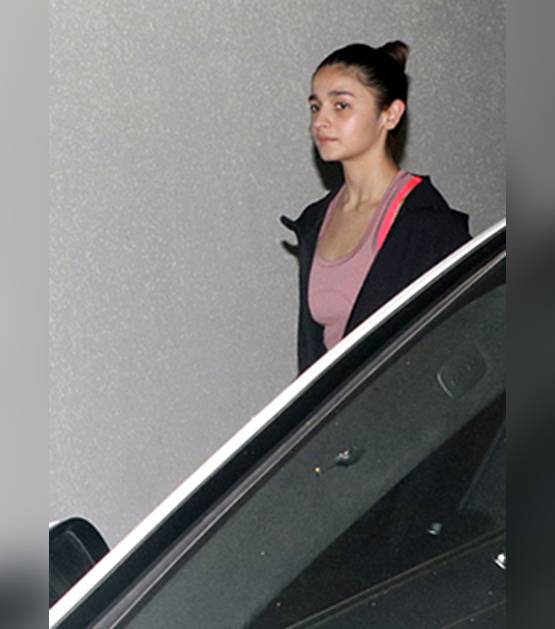 संग द‍िखे रणबीर-आल‍िया, कैमरा देख बचते नजर आए