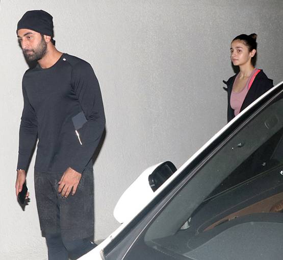 संग द‍िखे रणबीर-आल‍िया, कैमरा देख बचते नजर आए