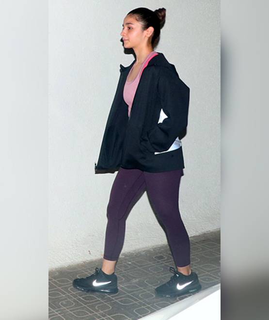 संग द‍िखे रणबीर-आल‍िया, कैमरा देख बचते नजर आए