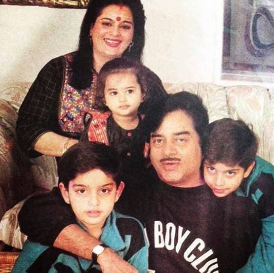 जब रीना के र‍िश्ते की खबर सुन रो पड़े थे शादीशुदा शत्रुघ्न स‍िन्हा