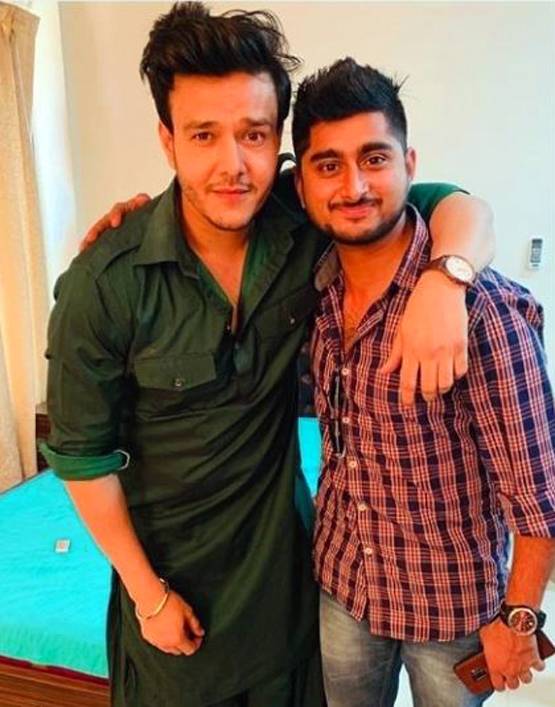 'पटियाला बेब्स' के सेट पर पहुंचे दीपक ठाकुर, स्टारकास्ट संग ली सेल्फी