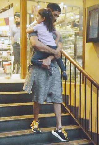 बेटी-बीवी संग ग्रॉसरी शॉपिंग करने पहुंचे शाहिद कपूर, Photos