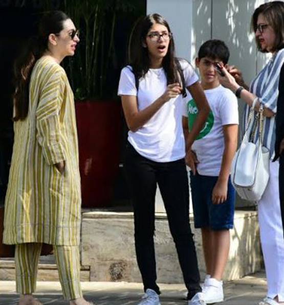 करीना और करिश्मा ने सेलेब्रेट किया मां का बर्थ डे, तैमूर भी आए नज़र