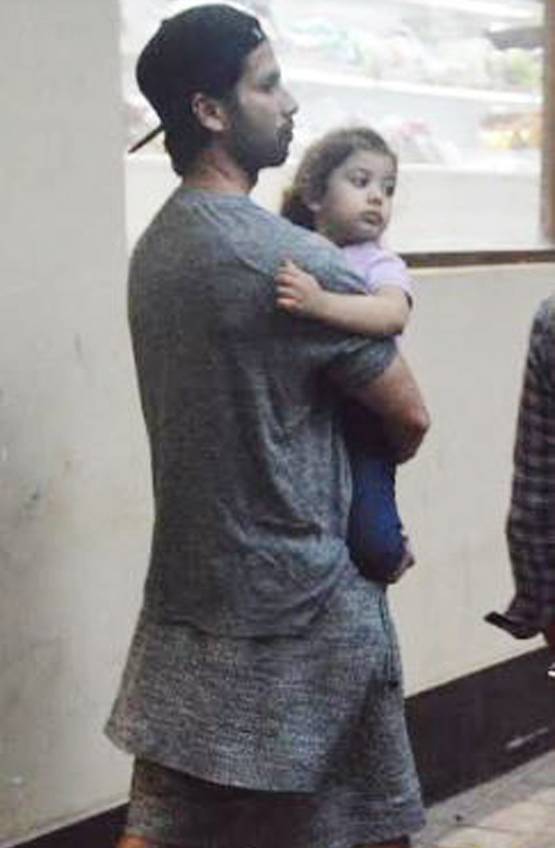 बेटी-बीवी संग ग्रॉसरी शॉपिंग करने पहुंचे शाहिद कपूर, Photos