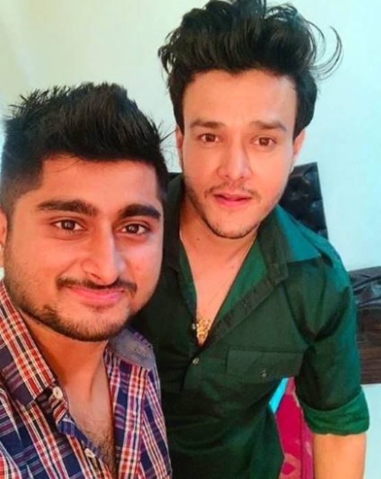 'पटियाला बेब्स' के सेट पर पहुंचे दीपक ठाकुर, स्टारकास्ट संग ली सेल्फी