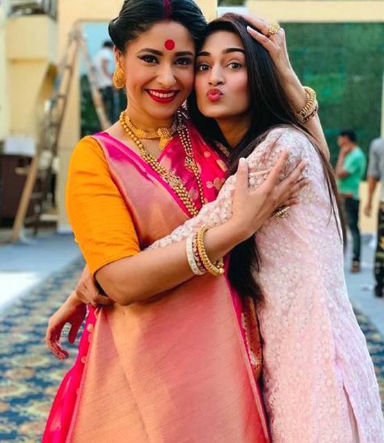 मोनॉकनी में कसौटी स्टार एर‍िका, ब‍िकिनी में ह‍िना खान की पूल मस्ती