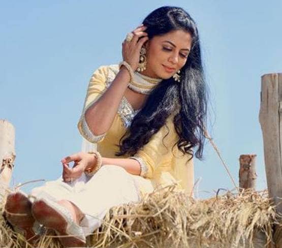 बीच पर कविता कौशिक का योगा, सोशल मीडिया पर छाई लेटेस्ट फोटो