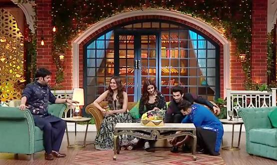 कप‍िल शर्मा शो पर वरुण धवन ने बांधे आद‍ित्य कपूर के जूतों के फीते