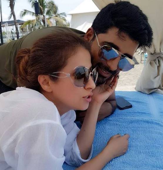 साफा बांध नामांकन करने पहुंचीं उर्म‍िला, 32 लाख कर्ज, 68 Cr की संपत्त‍ि