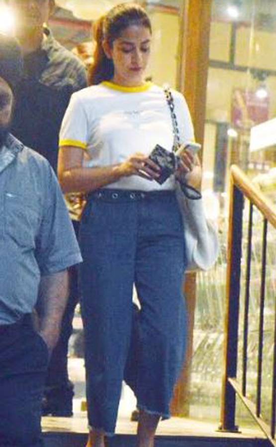 बेटी-बीवी संग ग्रॉसरी शॉपिंग करने पहुंचे शाहिद कपूर, Photos