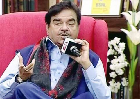 जब शत्रुघ्न सिन्हा को मारते ही जा रहे थे अमिताभ, शशि कपूर ने छुड़ाया