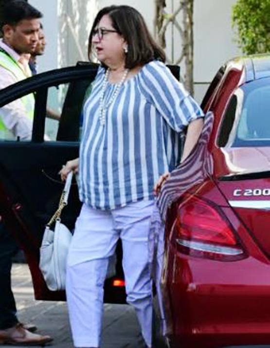 करीना और करिश्मा ने सेलेब्रेट किया मां का बर्थ डे, तैमूर भी आए नज़र