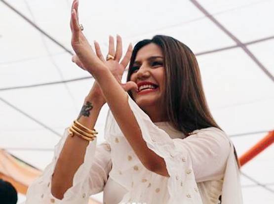 सपना चौधरी का देसी अवतार, नई तस्वीरों में दिखीं गाय के साथ