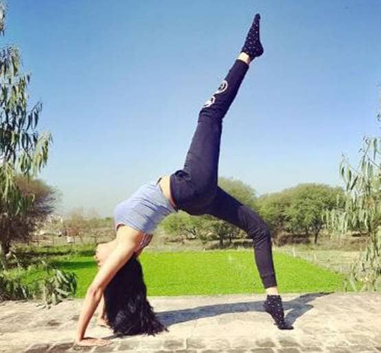 बीच पर कविता कौशिक का योगा, सोशल मीडिया पर छाई लेटेस्ट फोटो