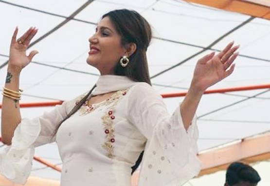 सपना चौधरी का देसी अवतार, नई तस्वीरों में दिखीं गाय के साथ