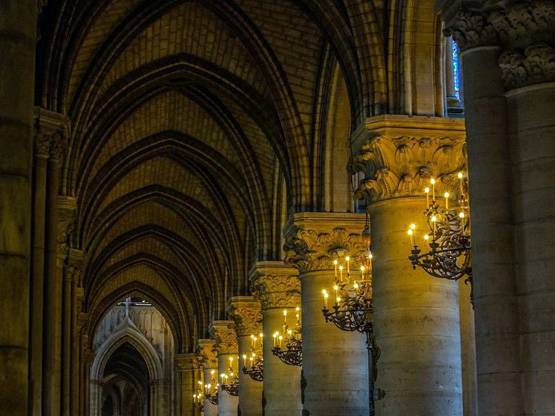 200 साल की मेहनत से तैयार हुआ था ये चर्च, आग ने किया खाक