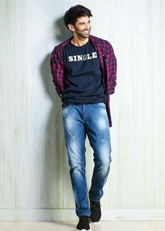 स्क्रिप्ट के साथ नजर आए आलिया-आदित्य, सड़क 2 की तैयारी शुरू