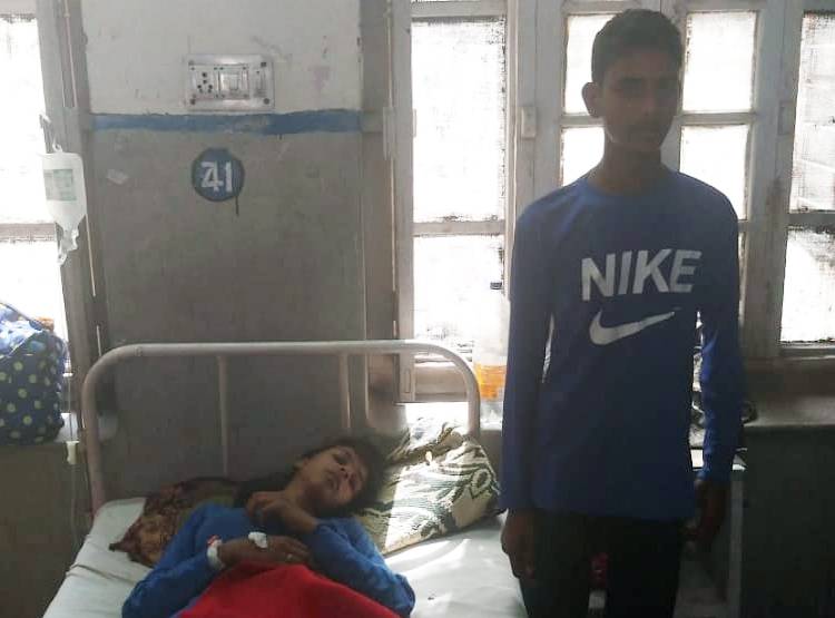 दो बहनों के गले पर चाकू रख प‍िलाया एस‍िड, नाली के व‍िवाद में हमला