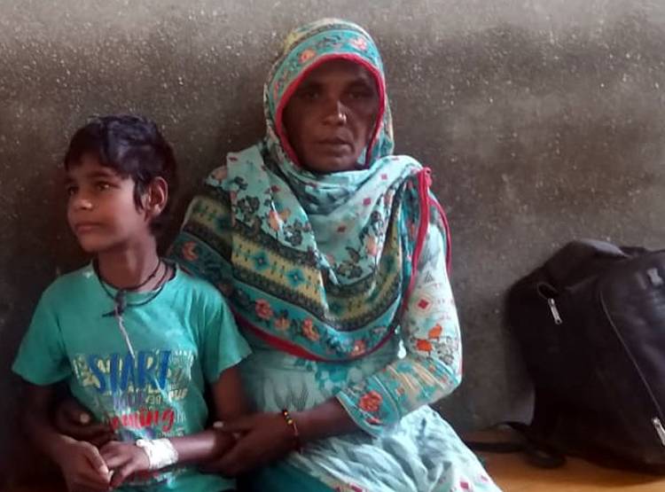 दो बहनों के गले पर चाकू रख प‍िलाया एस‍िड, नाली के व‍िवाद में हमला