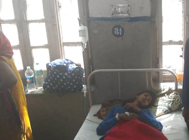 दो बहनों के गले पर चाकू रख प‍िलाया एस‍िड, नाली के व‍िवाद में हमला