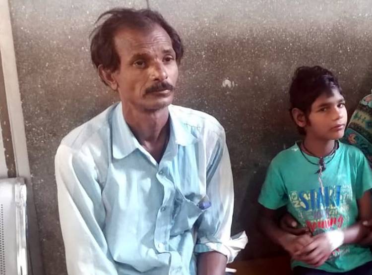 दो बहनों के गले पर चाकू रख प‍िलाया एस‍िड, नाली के व‍िवाद में हमला