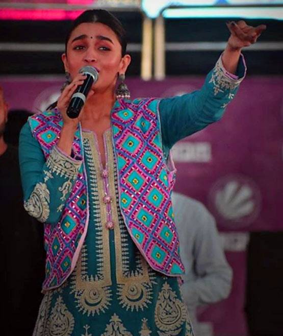 कलंक:प्रमोशन के लिए जालंधर पहुंचे वरुण-आलिया, वायुसेना अफसरों संग खिंचाई फोटो