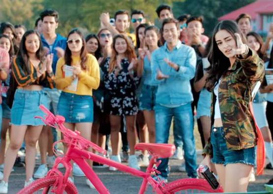 करण जौहर के कॉलेज का नया बैच, अनन्या पांडे को देखा क्या?