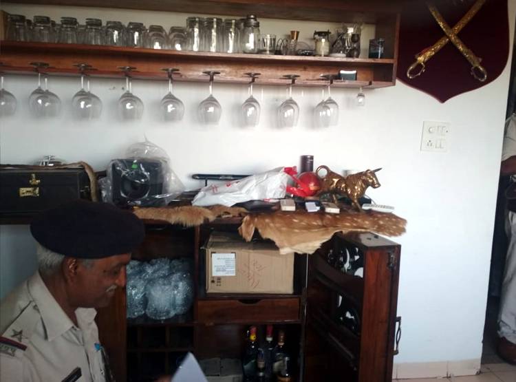 MP: IT रेड में अश्व‍िन शर्मा के घर मिली टाइगर की खाल, अवैध हथियार