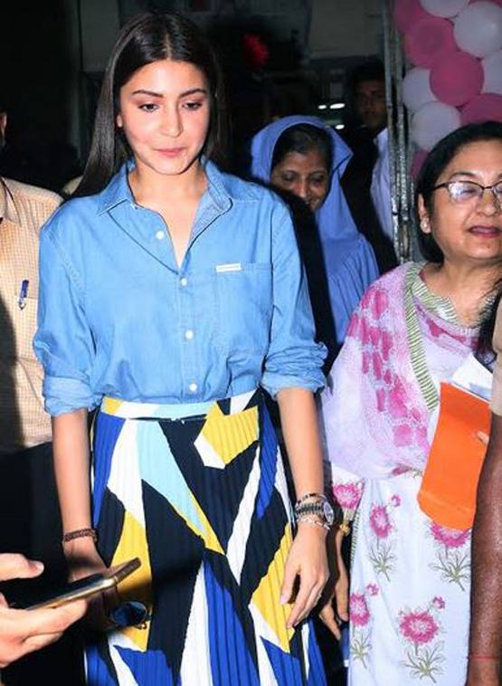 मां संग वोट देने पहुंचीं अनुष्का शर्मा, दीपिका, शाहरुख ने भी डाला वोट