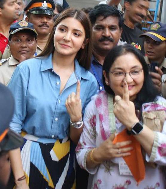 मां संग वोट देने पहुंचीं अनुष्का शर्मा, दीपिका, शाहरुख ने भी डाला वोट