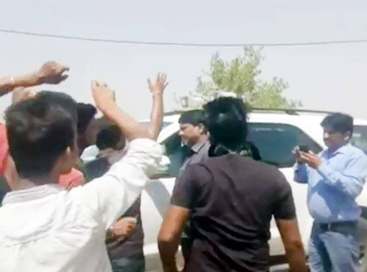 चुनाव प्रचार को पहुंचे BJP सांसद, गांव वालों ने भगा दिया