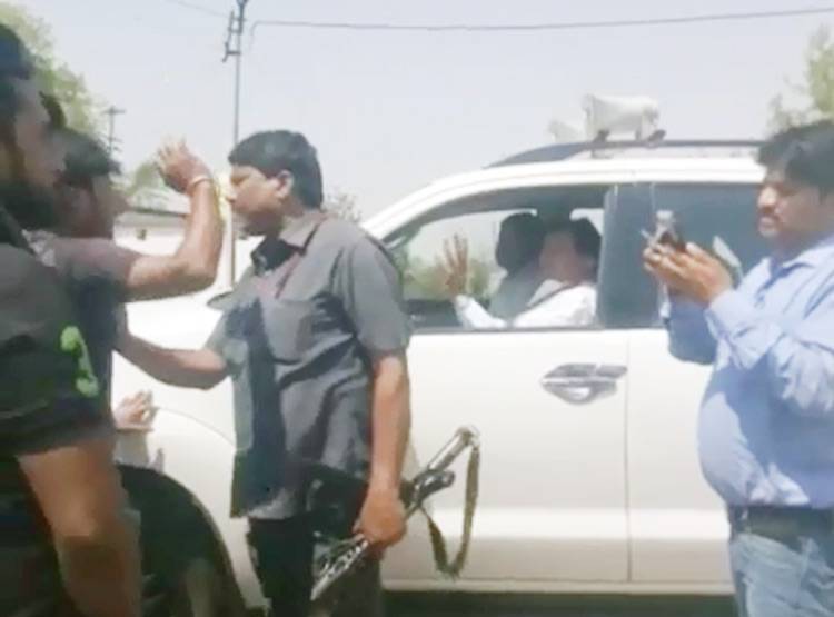 चुनाव प्रचार को पहुंचे BJP सांसद, गांव वालों ने भगा दिया