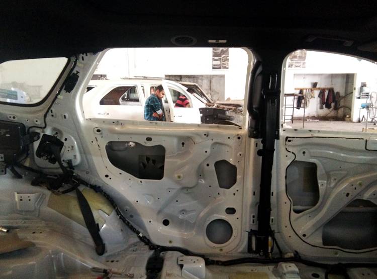 3 महीने की मेहनत और लाखों रुपये खर्च, तब तैयार होती है बुलेटप्रूफ कार