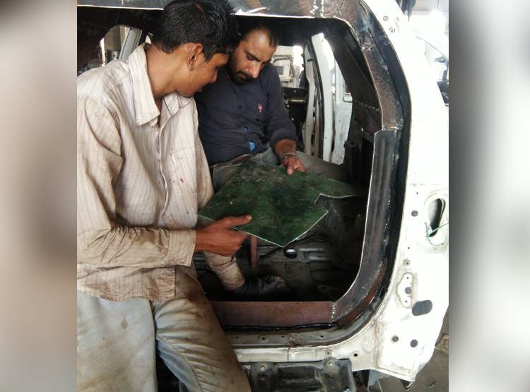 3 महीने की मेहनत और लाखों रुपये खर्च, तब तैयार होती है बुलेटप्रूफ कार