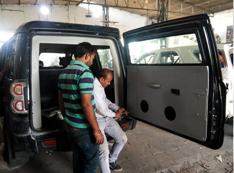 3 महीने की मेहनत और लाखों रुपये खर्च, तब तैयार होती है बुलेटप्रूफ कार