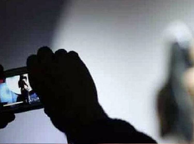 कॉलगर्ल के चक्कर में टीचर को फंसाया, MMS बनाकर गैंग ने क‍िया ब्लैकमेल