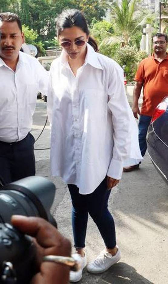 मां संग वोट देने पहुंचीं अनुष्का शर्मा, दीपिका, शाहरुख ने भी डाला वोट